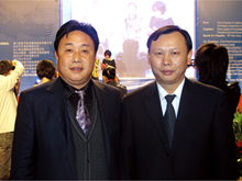 2009年12月，中国物流与采购联合会常务副会长何黎明与总经理盖守岭在2009年度中国物流十大年度人物颁奖仪式上合影