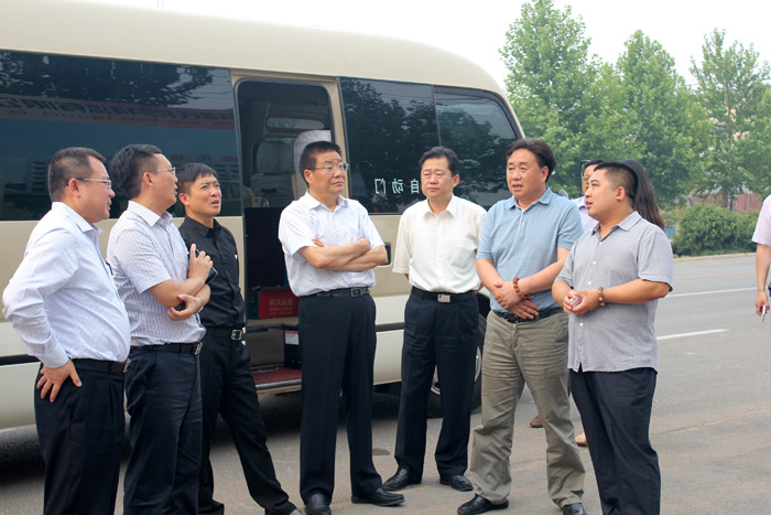 2015年6月16日，张旋宇副市长陪同上海物流同行来园区考察